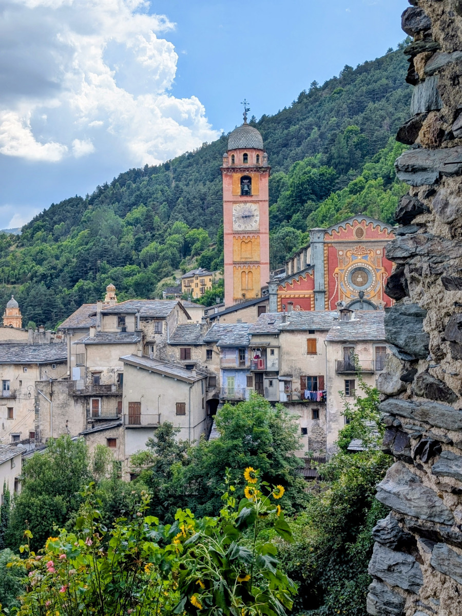 Intérieur chaleureux du restaurant Le Croisement à Tende